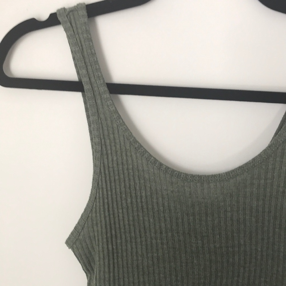 ✨ Topshop Green ribbed tank top ✨ - Picture 2 of 4